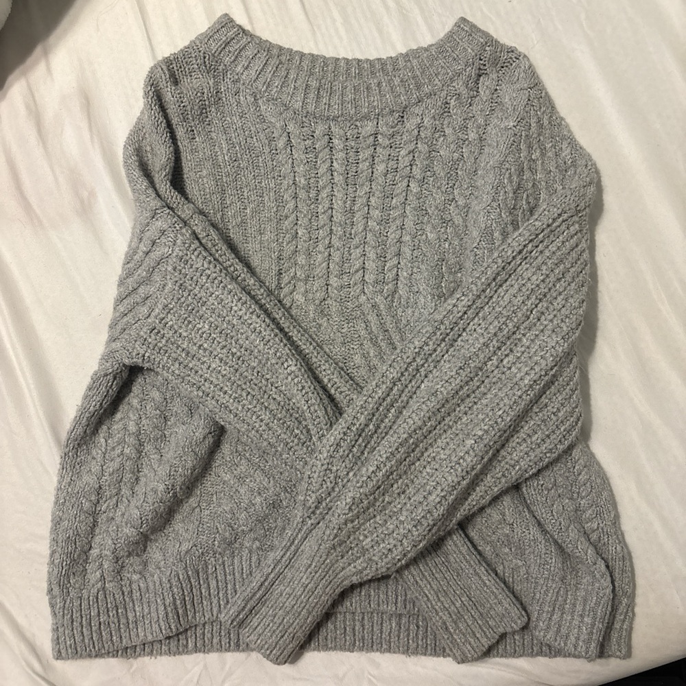 Old Navy Gray Crew Neck Sweater with Ribbed Detailing